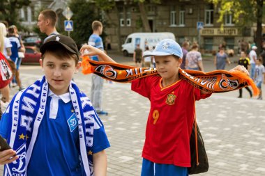 Odessa, Ukrayna - 16 Temmuz 2017: Mutlu hayranları futbol kulüpleri onların takım özniteliklere sahip. FC Shakhter-Dinamo Kiev. Futbol hayranları ile kendi kulüpleri sembolik eşarplar. Futbol hayranları sembolleri ile