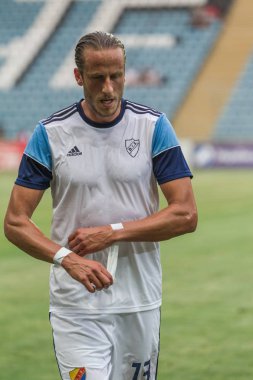 Odessa, Ukrayna - 3 Ağustos 2018: Futbolcular, Fc Djurgardens Eğer İsveç Melkemichel özcan sırasında oyun Uefa Avrupa Ligi 2018 Fc Mariupol (Ukrayna) ile futbol sahada. Futbol oyuncular Tren