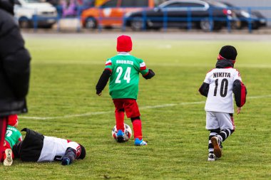 Odessa, Ukrayna 0 1 Nisan 2018: genç çocuklar için oyun spor eğitimi. Futbol futbol çocuklar için oyun. Üniformalı çalıştıran ve futbol oynarken spor kulübü, futbol oyuncuları genç oyuncular