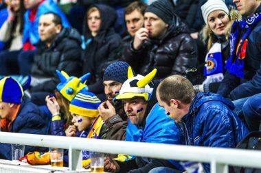 Odessa, Ukrayna - 24 Mart 2016: Futbol taraftarları ve seyirci stadyum standları duygusal onların Ukrayna ve Kıbrıs Milli takım maç sırasında destek ekibi. Duygular, el fenerleri, duman, çığlıkları