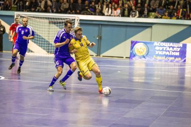 Odessa, Ukrayna - 12 Nisan 2016: Dünya Kupası play-off maçı Ukrayna - Slovakiya. Futsal oynuyor. Modern Bahçesi kapsayan spor salonu büyük sahnede mini futbol