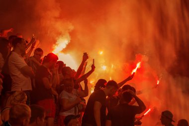 Odessa, Ukrayna-July2, 2018: fanatik hayranları standları ebedi rakip oyun sırasında. Raflar taraftarlara mutlu, yangın ve dalgalanan bayrak ile kızdırma. Ateşli gösteri Stadyumu'nda. Holigan hafif ateşli flashe hayranları
