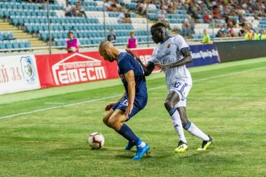 Odessa, Ukrayna - 3 Ağustos 2018: duygusal futbol taraftarları destek ekibi stadyumunda futbol kulübü Djurgardens Eğer İsveç oyun Uefa Avrupa Ligi oyun sırasında. Kalabalık futbol taraftarları Stadyumu futbol