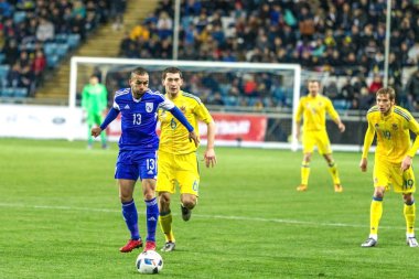 Odessa, Ukrayna -24 Mart 2016: Dostluk maçı (sarı) Ukrayna Millî Futbol takımı ve Kıbrıs (mavi) Milli takımı arasında. Yoğun maç oyun an.