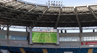 Odessa, Ukrayna 03/17/2018: boş Stadyumu standları eski plastik sandalyeler. Çok boş koltuk seyirci standları için. Boş koltuklar futbol taraftarları için. Tribün, seyirci oyun