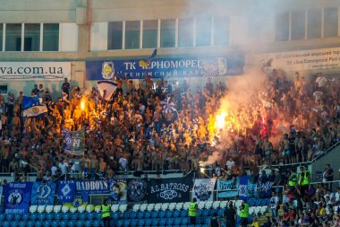 Odessa, Ukrayna - 2 Ağustos 2015: Futbol taraftarları ve stadyumun futobolnogo sırasında hasta tribünlerde seyirci Dinamo Kiev - Chernomorets Odessa maç