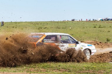Odessa, Ukrayna - 17 Nisan 2016: Üzerinde bir mini ralli Kupası Limanov Severin güneşli bir gün pitoresk bozkır alanı'nda Ukrayna Şampiyonası