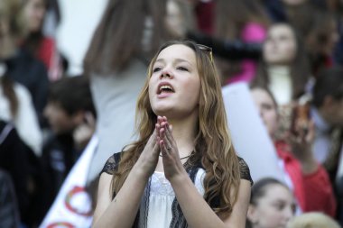 Odessa, Ukrayna - 10 Temmuz 2013: duygusal futbol taraftarları Stadı nda futbol kulübü Chernomorets, 10 Temmuz 2013, Odessa, Ukrayna bir oyun sırasında destek