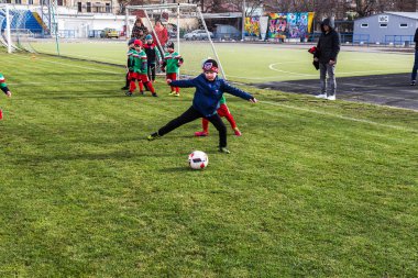 Odessa, Ukrayna 0 1 Nisan 2018: genç çocuklar için oyun spor eğitimi. Futbol futbol çocuklar için oyun. Üniformalı çalıştıran ve futbol oynarken spor kulübü, futbol oyuncuları genç oyuncular