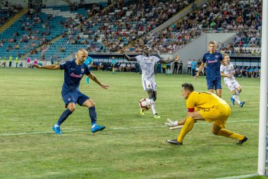 Odessa, Ukrayna - 3 Ağustos 2018: duygusal futbol taraftarları destek ekibi stadyumunda futbol kulübü Djurgardens Eğer İsveç oyun Uefa Avrupa Ligi oyun sırasında. Kalabalık futbol taraftarları Stadyumu futbol