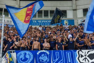 Odessa, Ukrayna - 3 Ağustos 2018: duygusal futbol taraftarları destek ekibi stadyumunda futbol kulübü Djurgardens Eğer İsveç oyun Uefa Avrupa Ligi oyun sırasında. Kalabalık futbol taraftarları Stadyumu futbol