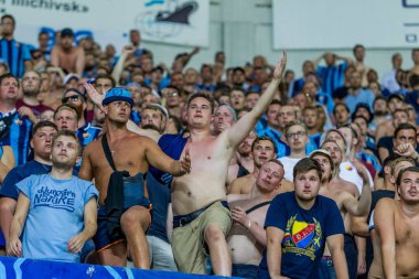 Odessa, Ukrayna - 3 Ağustos 2018: duygusal futbol taraftarları destek ekibi stadyumunda futbol kulübü Djurgardens Eğer İsveç oyun Uefa Avrupa Ligi oyun sırasında. Kalabalık futbol taraftarları Stadyumu futbol