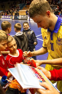 Odessa, Ukrayna - 12 Nisan 2016: Dünya Kupası play-off maçı Ukrayna - Slovakiya. Futsal oynuyor. Modern Bahçesi kapsayan spor salonu büyük sahnede mini futbol