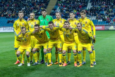 Odessa, Ukrayna -24 Mart 2016: Dostluk maçı (sarı) Ukrayna Millî Futbol takımı ve Kıbrıs (mavi) Milli takımı arasında. Yoğun maç oyun an.