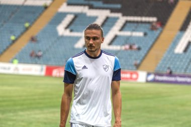 Odessa, Ukrayna - 3 Ağustos 2018: Futbolcular, Fc Djurgardens Eğer İsveç Melkemichel özcan sırasında oyun Uefa Avrupa Ligi 2018 Fc Mariupol (Ukrayna) ile futbol sahada. Futbol oyuncular Tren
