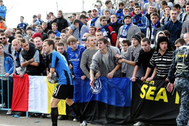Odessa, Ukrayna - 14 Kasım 2010: Polis, kırık Kürsüsü, kavgalar, oyun alanı üzerinde havai fişek ile oyun sırasında Ultras duygusal futbol hayranları onun takımlarından Chernomorets ayaklandı