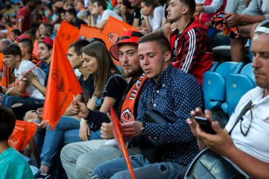 Odessa, Ukrayna - 15 Haziran 2017: Foxtrot süper kupa. Shakhtar - Dinamo (Kiev). Fanatik hayranları standları ebedi rakip oyun sırasında. Standları hayranları sevinirler, Not ve çırpınan bayrak. İnsanlar Stadı'nda arıyoruz