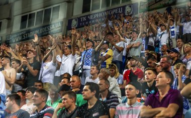 Odessa, Ukrayna 23 Temmuz 2018: Bir kalabalık futbol stadyumu. Ziyaret edenler stadyum standları dolu. Stadyumda futbol taraftarları. Taraftar standları sevinç, hafif ateş ve dalgalanan bayrak.