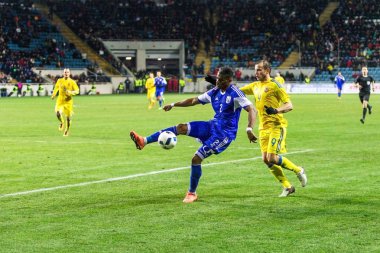 Odessa, Ukrayna -24 Mart 2016: Dostluk maçı (sarı) Ukrayna Millî Futbol takımı ve Kıbrıs (mavi) Milli takımı arasında. Yoğun maç oyun an.