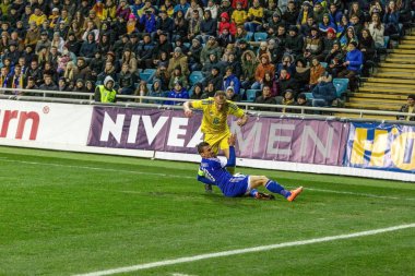 Odessa, Ukrayna -24 Mart 2016: Dostluk maçı (sarı) Ukrayna Millî Futbol takımı ve Kıbrıs (mavi) Milli takımı arasında. Yoğun maç oyun an.