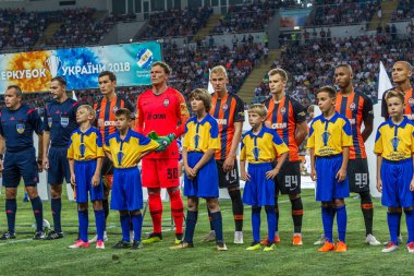 Odessa, Ukrayna - 21 Temmuz 2018: Fc Shakhter'ın futbol takımı açılış töreninde Ukrayna Super Kupası Finalleri. Futbol sahası geçit açma sırasında futbol takımı