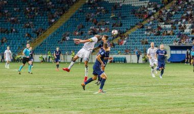 Odessa, Ukrayna - 3 Ağustos 2018: duygusal futbol taraftarları destek ekibi stadyumunda futbol kulübü Djurgardens Eğer İsveç oyun Uefa Avrupa Ligi oyun sırasında. Kalabalık futbol taraftarları Stadyumu futbol