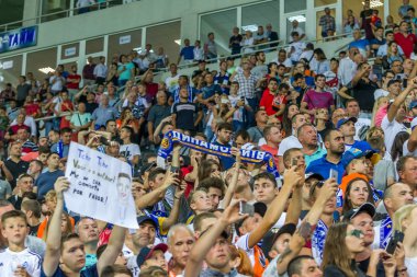 Odessa, Ukrayna 23 Temmuz 2018: Bir kalabalık futbol stadyumu. Ziyaret edenler stadyum standları dolu. Stadyumda futbol taraftarları. Taraftar standları sevinç, hafif ateş ve dalgalanan bayrak.