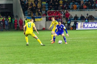 Odessa, Ukrayna -24 Mart 2016: Dostluk maçı (sarı) Ukrayna Millî Futbol takımı ve Kıbrıs (mavi) Milli takımı arasında. Yoğun maç oyun an.