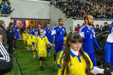 Odessa, Ukrayna -24 Mart 2016: Dostluk maçı (sarı) Ukrayna Millî Futbol takımı ve Kıbrıs (mavi) Milli takımı arasında. Yoğun maç oyun an.