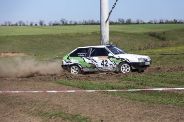 Odessa, Ukrayna - 17 Nisan 2016: Üzerinde bir mini ralli Kupası Limanov Severin güneşli bir gün pitoresk bozkır alanı'nda Ukrayna Şampiyonası
