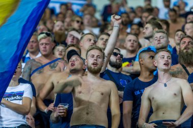 Odessa, Ukrayna - 3 Ağustos 2018: duygusal futbol taraftarları destek ekibi stadyumunda futbol kulübü Djurgardens Eğer İsveç oyun Uefa Avrupa Ligi oyun sırasında. Kalabalık futbol taraftarları Stadyumu futbol