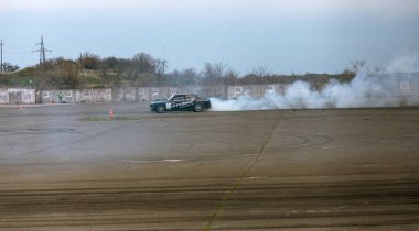 Odessa, Ukrayna -23 Nisan 2017: Combat drifters yerel sürüklenen yarışmalar. Gösteri yasadışı bir platform üzerinde sürüklenen. Binici profesyonel olarak otomatik yarışmalarda driftig yeterlilik yarışta parça geçmek