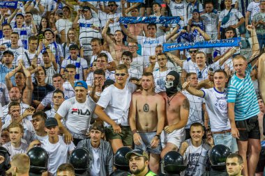 Odessa, Ukrayna 23 Temmuz 2018: Bir kalabalık futbol stadyumu. Ziyaret edenler stadyum standları dolu. Stadyumda futbol taraftarları. Taraftar standları sevinç, hafif ateş ve dalgalanan bayrak.