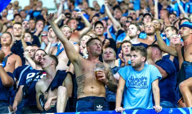 Odessa, Ukrayna - 3 Ağustos 2018: duygusal futbol taraftarları destek ekibi stadyumunda futbol kulübü Djurgardens Eğer İsveç oyun Uefa Avrupa Ligi oyun sırasında. Kalabalık futbol taraftarları Stadyumu futbol