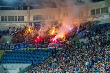 Odessa, Ukrayna - 2 Ağustos 2015: Futbol taraftarları ve stadyumun futobolnogo sırasında hasta tribünlerde seyirci Dinamo Kiev - Chernomorets Odessa maç