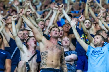 Odessa, Ukrayna - 3 Ağustos 2018: duygusal futbol taraftarları destek ekibi stadyumunda futbol kulübü Djurgardens Eğer İsveç oyun Uefa Avrupa Ligi oyun sırasında. Kalabalık futbol taraftarları Stadyumu futbol