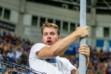 Odessa, Ukrayna - 3 Ağustos 2018: duygusal futbol taraftarları destek ekibi stadyumunda futbol kulübü Djurgardens Eğer İsveç oyun Uefa Avrupa Ligi oyun sırasında. Kalabalık futbol taraftarları Stadyumu futbol