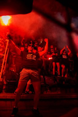 Odessa, Ukrayna - 15 Haziran 2017: Süper kupa. Shakhtar - Dinamo (Kiev). Fanatik hayranları standları ebedi rakip oyun sırasında. Taraftar standları sevinç, hafif ateş ve dalgalanan bayrak. Ateşli gösteri Stadyumu'nda