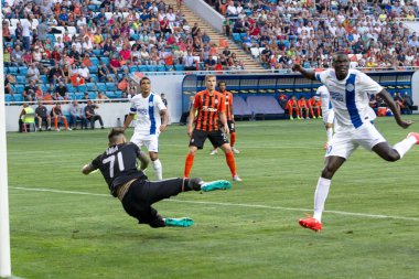Odessa, Ukrayna - 14 Ağustos 2015: Fc Shakhtar Donetsk ve Fc Dnipro Dnipropetrovsk Ukrayna Kupası maçında top için kavga ediyorlar. Ayrıntı oyunun.