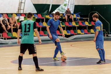 Odessa, Ukrayna - 28 Temmuz 2018: Parke zemin üzerinde bir futsal futsal turnuvasında oynayan yerel takım kimliği belirsiz oyuncular. doğru anı kapalı odada, futsal futbolun bir spor oyunu