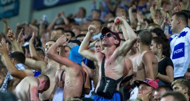 Odessa, Ukrayna - 15 Haziran 2017: Foxtrot süper kupa. Shakhtar - Dinamo (Kiev). Fanatik hayranları standları ebedi rakip oyun sırasında. Standları hayranları sevinirler, Not ve çırpınan bayrak. İnsanlar Stadı'nda arıyoruz