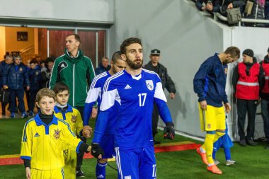 Odessa, Ukrayna -24 Mart 2016: Dostluk maçı (sarı) Ukrayna Millî Futbol takımı ve Kıbrıs (mavi) Milli takımı arasında. Yoğun maç oyun an.