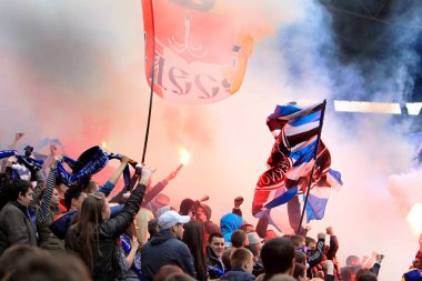 Odessa, Ukrayna - 10 Temmuz 2013: duygusal futbol taraftarları Stadı nda futbol kulübü Chernomorets, 10 Temmuz 2013, Odessa, Ukrayna bir oyun sırasında destek