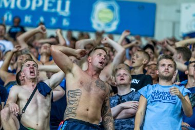 Odessa, Ukrayna - 3 Ağustos 2018: duygusal futbol taraftarları destek ekibi stadyumunda futbol kulübü Djurgardens Eğer İsveç oyun Uefa Avrupa Ligi oyun sırasında. Kalabalık futbol taraftarları Stadyumu futbol