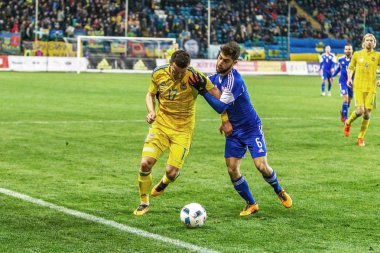 Odessa, Ukrayna -24 Mart 2016: Dostluk maçı (sarı) Ukrayna Millî Futbol takımı ve Kıbrıs (mavi) Milli takımı arasında. Yoğun maç oyun an.