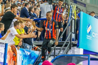 Odessa, Ukrayna 23 Temmuz 2018: Bir kalabalık futbol stadyumu. Ziyaret edenler stadyum standları dolu. Stadyumda futbol taraftarları. Taraftar standları sevinç, hafif ateş ve dalgalanan bayrak.