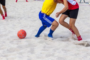 Odessa, Ukrayna -15 Ağustos 2015: Şampiyonası Ukrayna plaj futbolu Langeron plajda amatör kadınlar arasında üzerinde. Bayanlar futbol. Futbol kum üzerinde