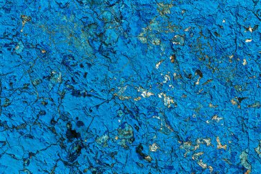 Eski boyalı mavi soyulmuş iç duvar arka plan yıpranmış. Kuşbaşı eski püskü duvarı yıkık sıva katmanı doku ile kırık. Soyut Mavi beyaz yatay boş duvar kağıdı. Soyut Web Banner