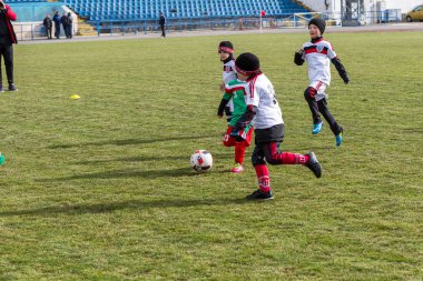 Odessa, Ukrayna 0 1 Nisan 2018: genç çocuklar için oyun spor eğitimi. Futbol futbol çocuklar için oyun. Üniformalı çalıştıran ve futbol oynarken spor kulübü, futbol oyuncuları genç oyuncular