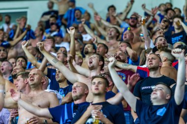 Odessa, Ukrayna - 3 Ağustos 2018: duygusal futbol taraftarları destek ekibi stadyumunda futbol kulübü Djurgardens Eğer İsveç oyun Uefa Avrupa Ligi oyun sırasında. Kalabalık futbol taraftarları Stadyumu futbol